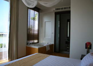 Jacuzzi & Walk-in Shower Room in All Suites