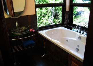 SPLENDID BATHROOM WITH COSY BATH TUB