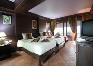 DELUXE HOTEL ROOM WITH 2 SINGLE BEDS