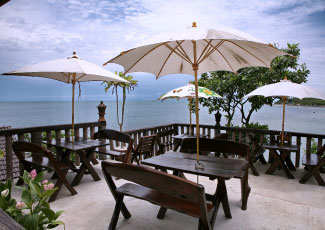 DINING & SOAKING IN STUNNING SEA VIEWS