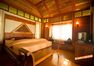 BEACHFRONT BUNGALOW WITH KING SIZED BED