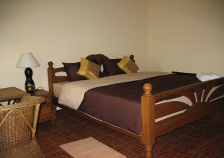 HOTEL ROOM WITH DOUBLE BED