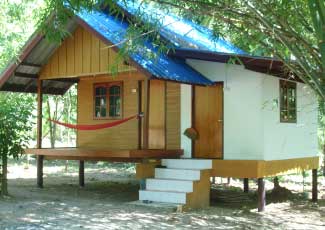 STANDARD FAN BUNGALOW WITH 1 DB, H/W, TV, FRIDGE, KITCHEN AND THAI TOILET