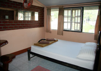 A DOUBLE BED FAN ROOM LAKE VIEW