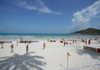 The beach activities in front of Tommy Resort , Haad Rin Beach